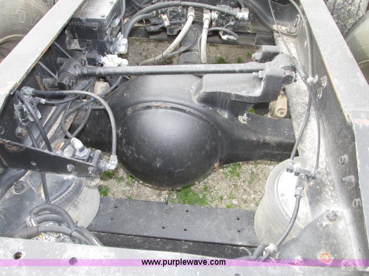 image for item F7379 1998 International 9200 semi truck