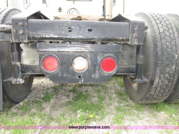 image for item F7379 1998 International 9200 semi truck