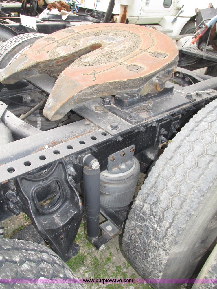 image for item F7379 1998 International 9200 semi truck