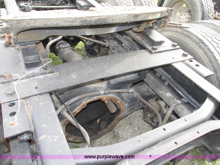 image for item F7379 1998 International 9200 semi truck