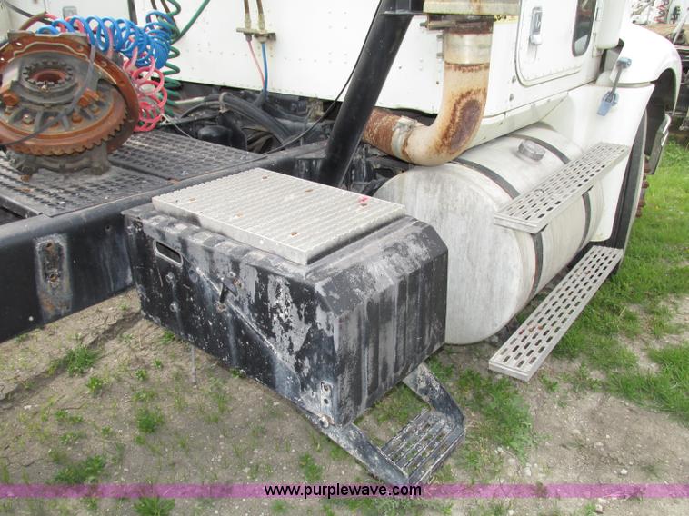 image for item F7379 1998 International 9200 semi truck