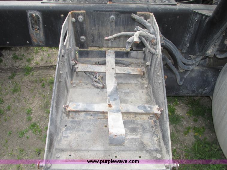 image for item F7379 1998 International 9200 semi truck