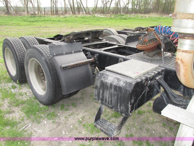 image for item F7379 1998 International 9200 semi truck