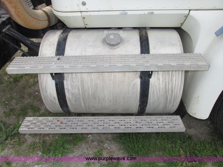 image for item F7379 1998 International 9200 semi truck