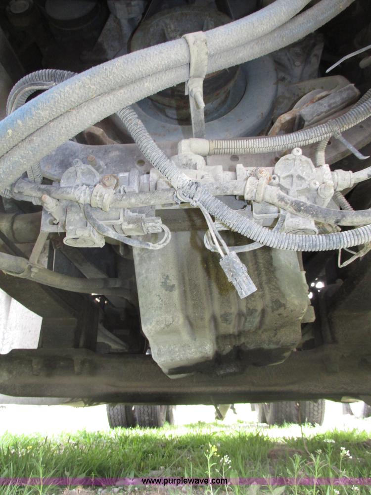 image for item F7379 1998 International 9200 semi truck