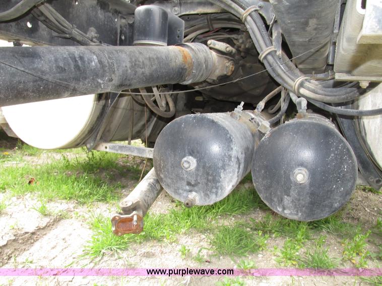 image for item F7379 1998 International 9200 semi truck