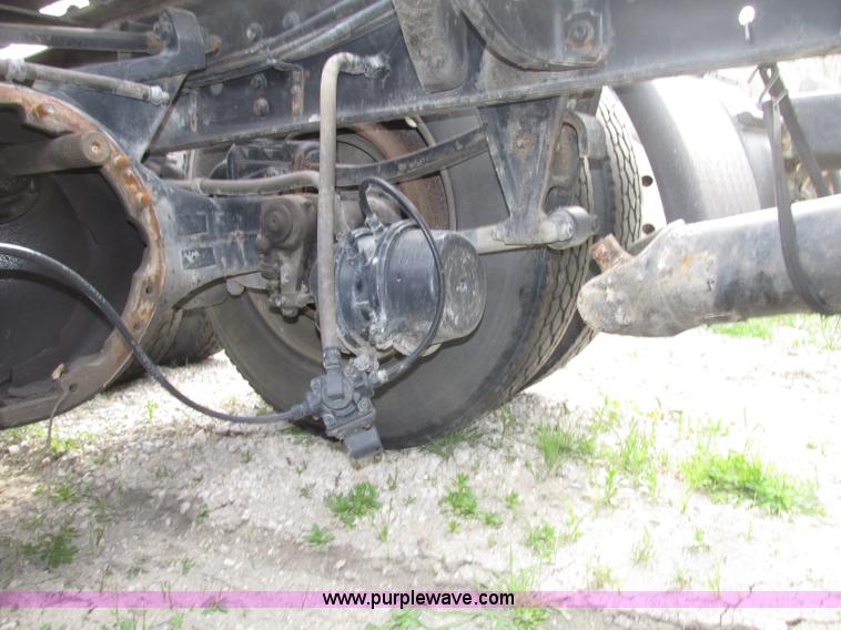 image for item F7379 1998 International 9200 semi truck