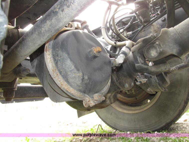 image for item F7379 1998 International 9200 semi truck