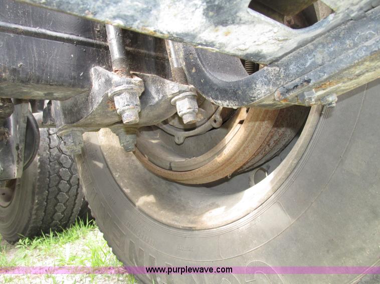 image for item F7379 1998 International 9200 semi truck