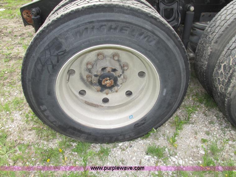 image for item F7379 1998 International 9200 semi truck