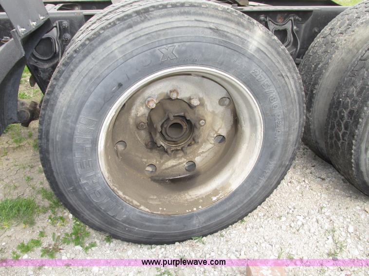 image for item F7379 1998 International 9200 semi truck