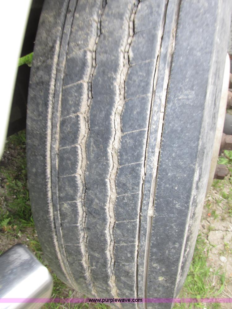 image for item F7379 1998 International 9200 semi truck