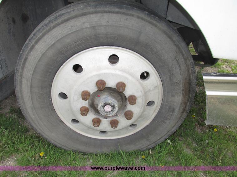 image for item F7379 1998 International 9200 semi truck