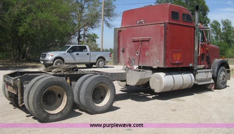 image for item G8284 1996 International F9370 semi truck