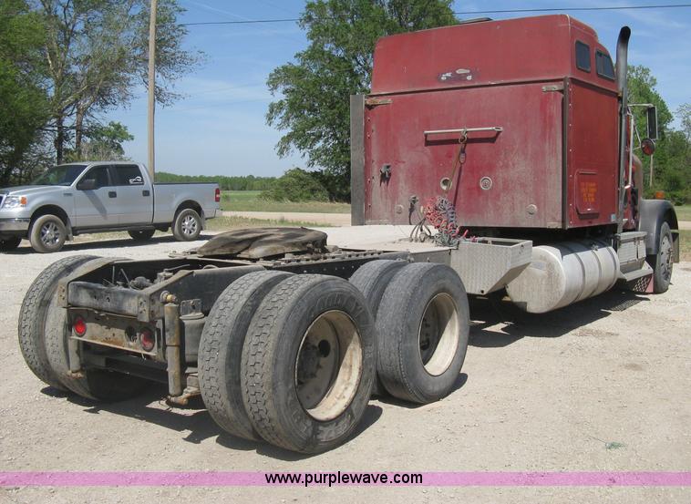 image for item G8284 1996 International F9370 semi truck