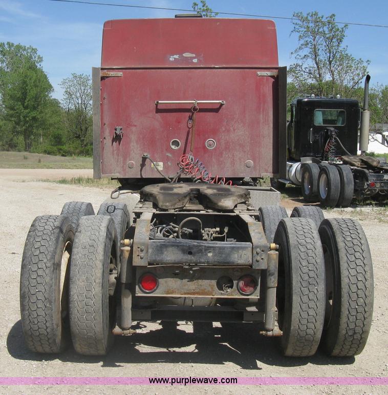 image for item G8284 1996 International F9370 semi truck