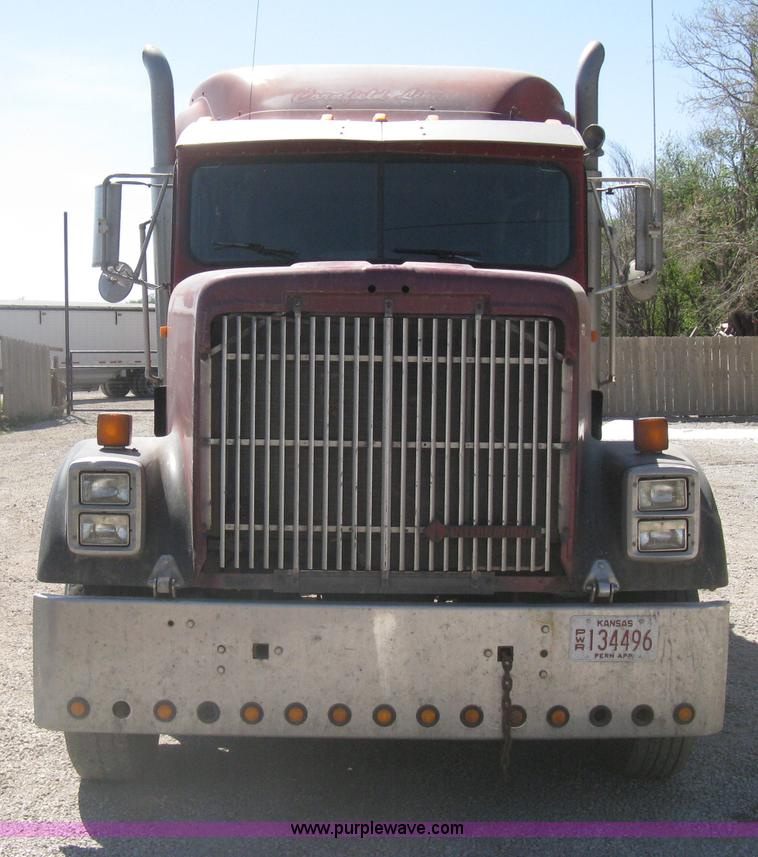 image for item G8284 1996 International F9370 semi truck
