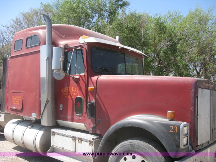 image for item G8284 1996 International F9370 semi truck