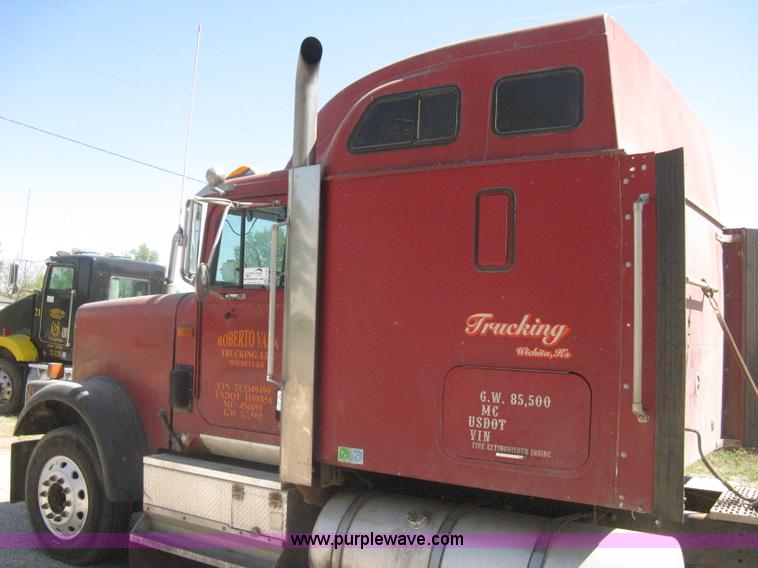 image for item G8284 1996 International F9370 semi truck