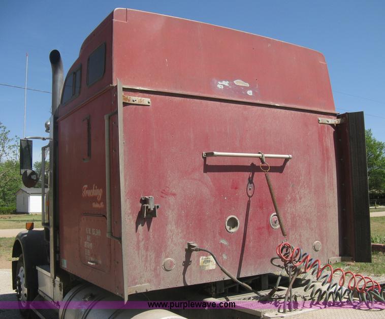 image for item G8284 1996 International F9370 semi truck