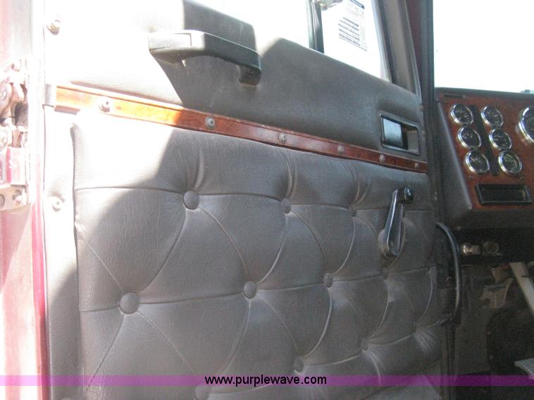 image for item G8284 1996 International F9370 semi truck