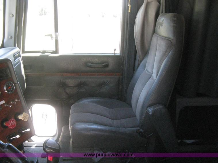 image for item G8284 1996 International F9370 semi truck