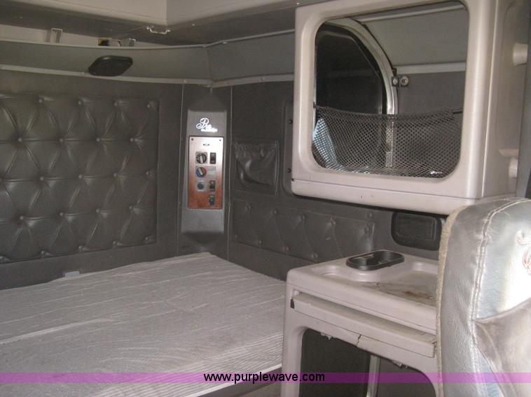 image for item G8284 1996 International F9370 semi truck