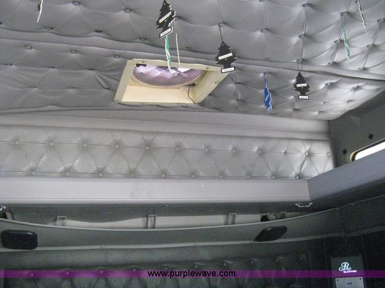 image for item G8284 1996 International F9370 semi truck