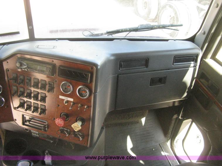 image for item G8284 1996 International F9370 semi truck