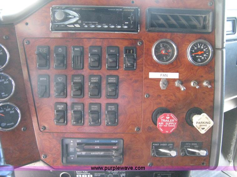 image for item G8284 1996 International F9370 semi truck