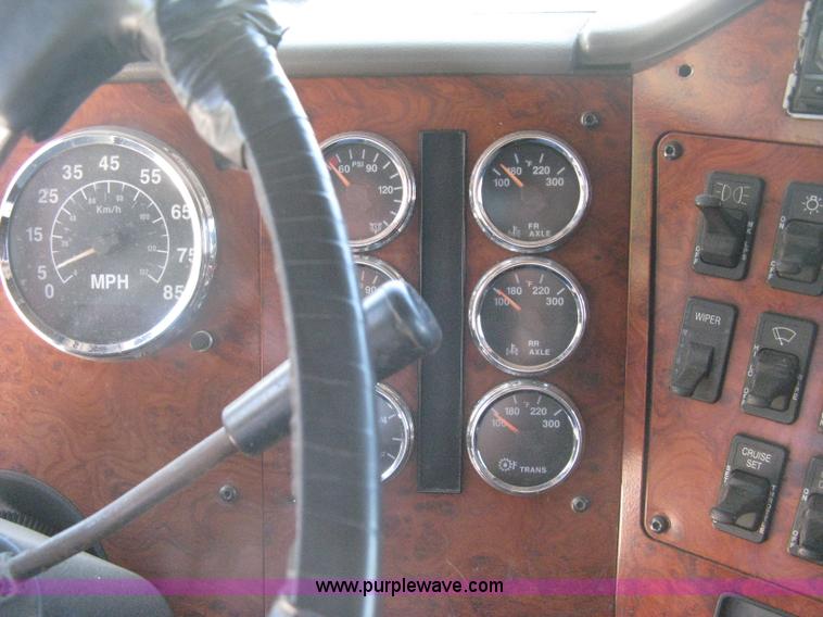 image for item G8284 1996 International F9370 semi truck