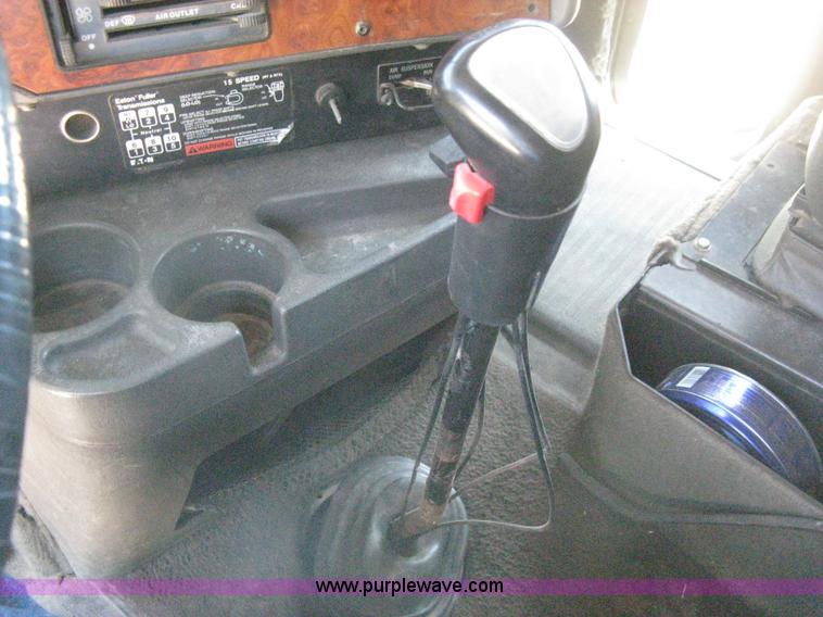 image for item G8284 1996 International F9370 semi truck