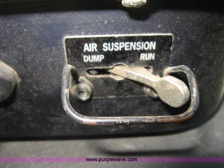 image for item G8284 1996 International F9370 semi truck