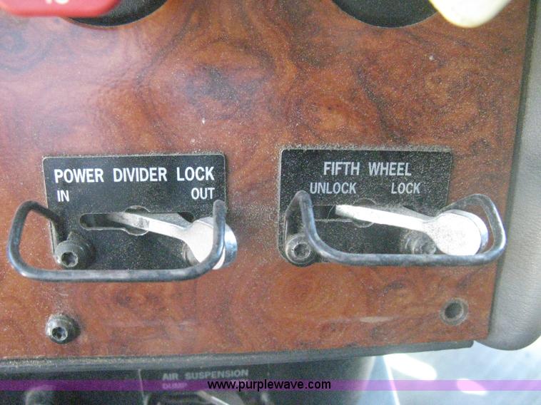 image for item G8284 1996 International F9370 semi truck