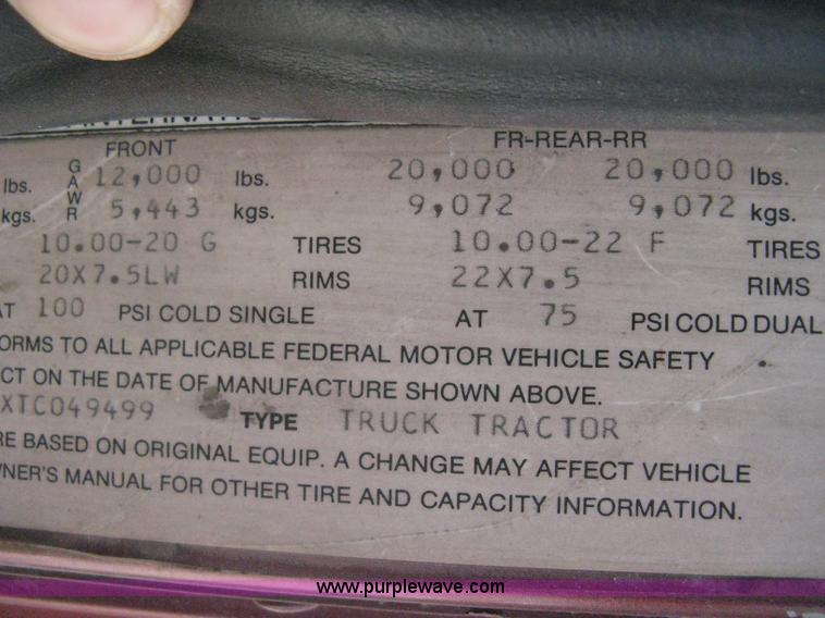 image for item G8284 1996 International F9370 semi truck