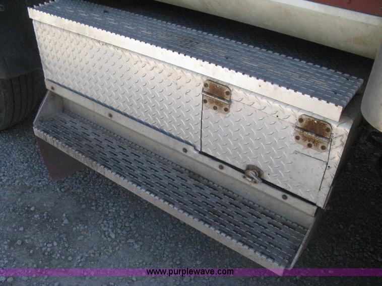 image for item G8284 1996 International F9370 semi truck