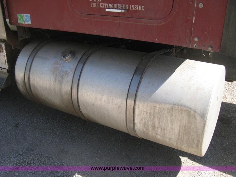 image for item G8284 1996 International F9370 semi truck