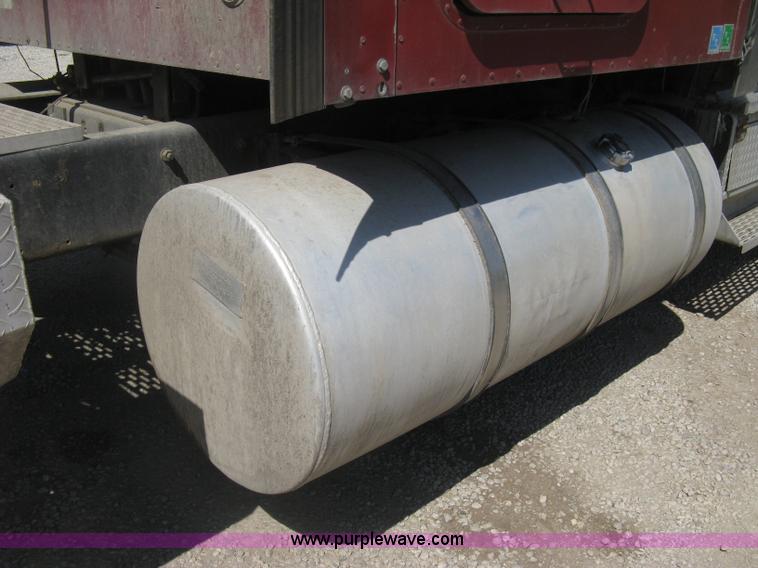 image for item G8284 1996 International F9370 semi truck