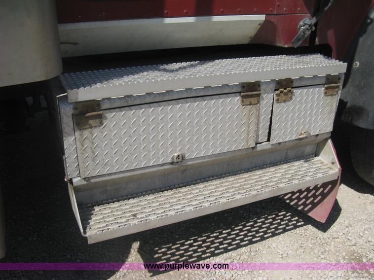 image for item G8284 1996 International F9370 semi truck