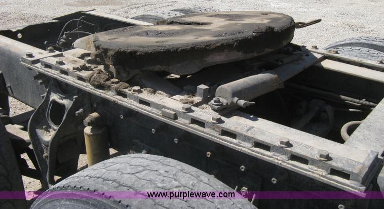 image for item G8284 1996 International F9370 semi truck