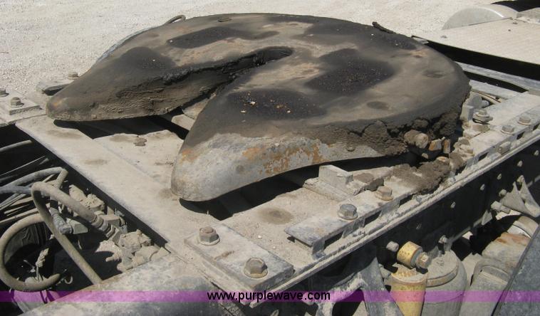 image for item G8284 1996 International F9370 semi truck