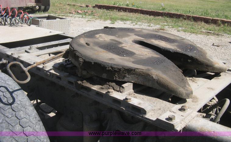 image for item G8284 1996 International F9370 semi truck