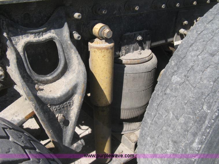 image for item G8284 1996 International F9370 semi truck