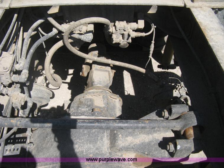 image for item G8284 1996 International F9370 semi truck