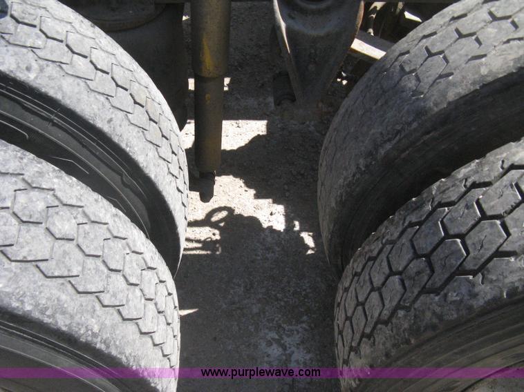 image for item G8284 1996 International F9370 semi truck