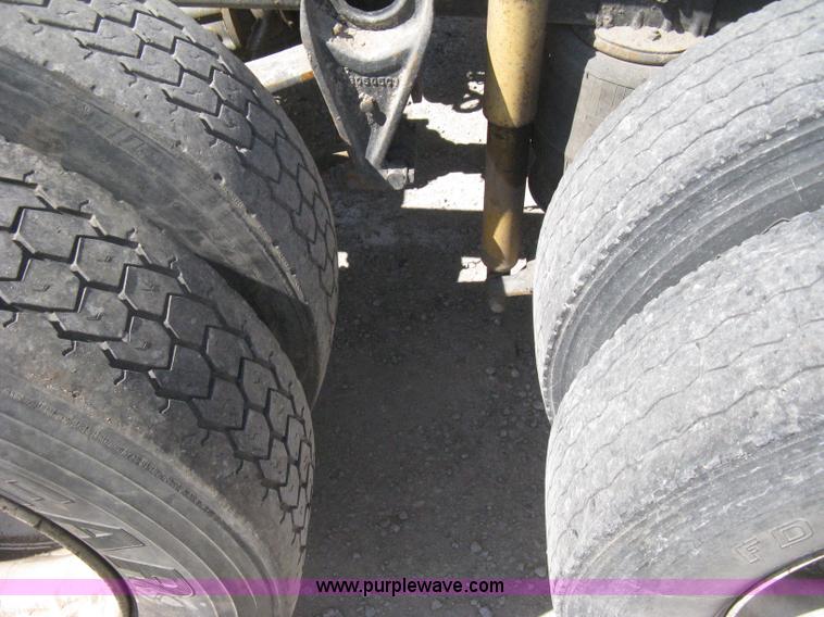 image for item G8284 1996 International F9370 semi truck