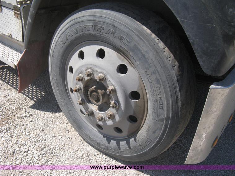 image for item G8284 1996 International F9370 semi truck