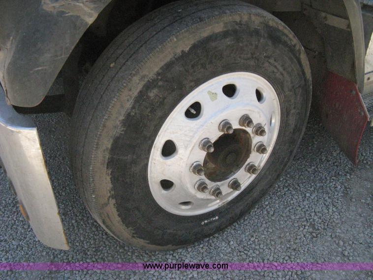 image for item G8284 1996 International F9370 semi truck