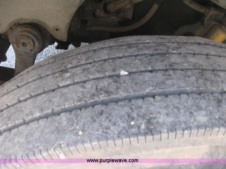 image for item G8284 1996 International F9370 semi truck