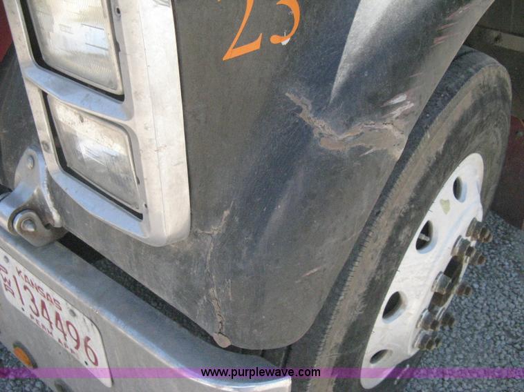 image for item G8284 1996 International F9370 semi truck